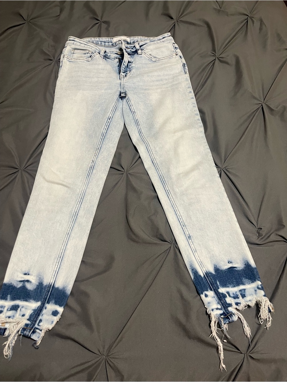 Vervet Women’s Light Wash Dip-Dye Hem Straight Jeans
